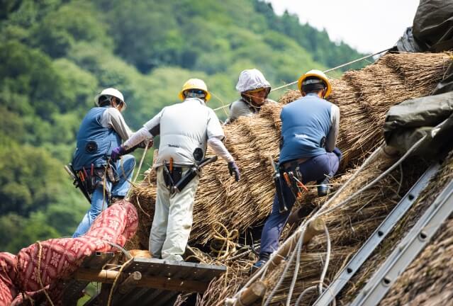 作業している職人たち